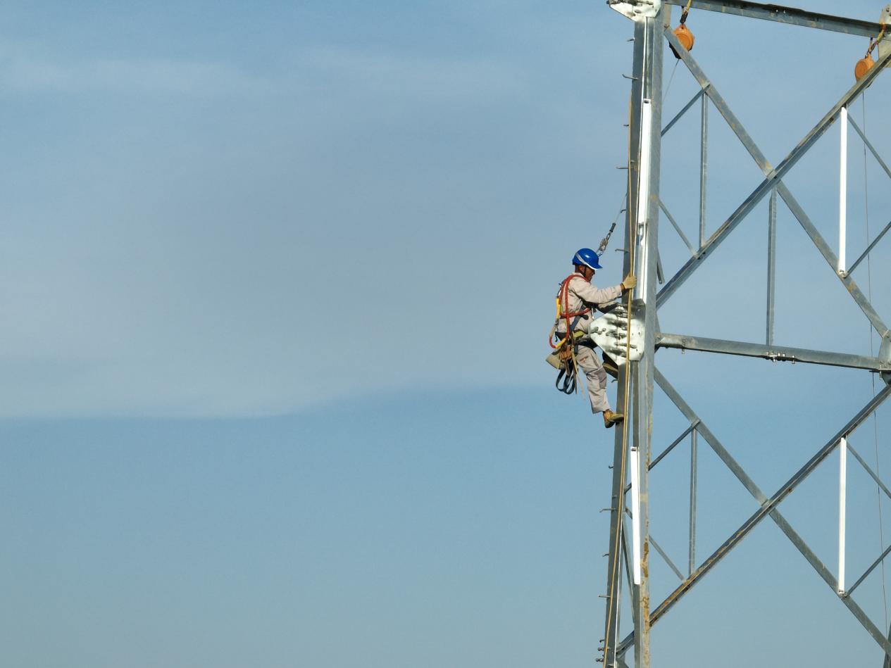 安徽電網建設者國慶堅守崗位，正在進行鐵塔組立工作。夏兵攝