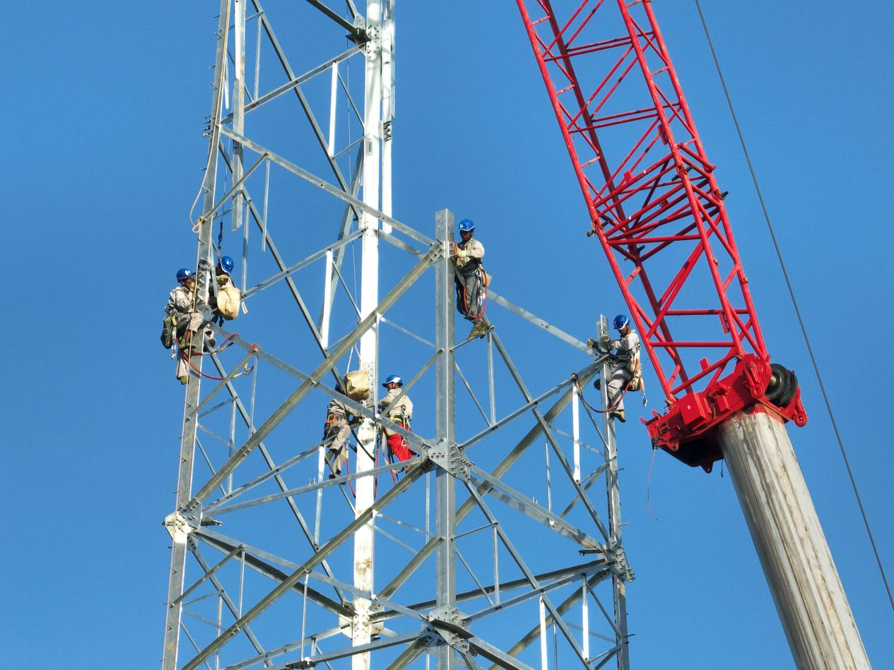 安徽電網建設者國慶堅守崗位，正在進行鐵塔組立工作。夏兵攝