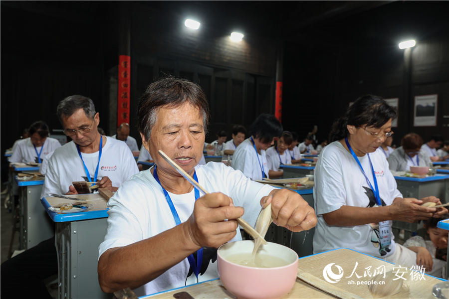 去脂理毛。人民网记者 张俊摄