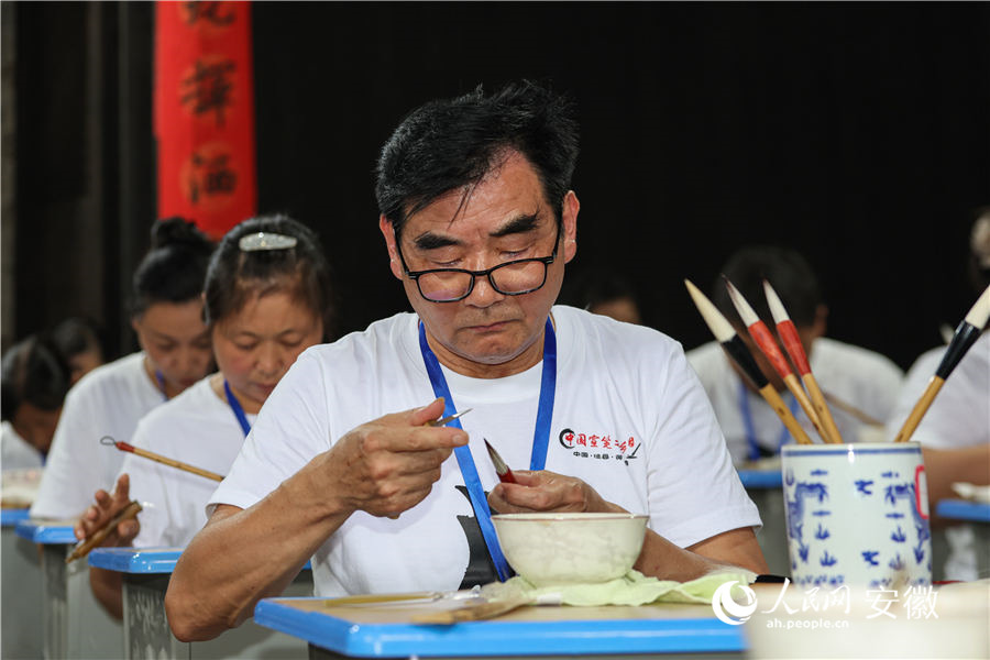 剔除杂毛。人民网记者 张俊摄