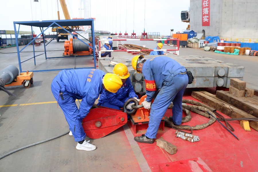 工人們建設忙。