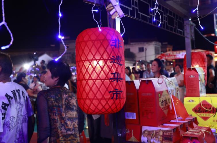 非遺集市,熱鬧非凡。袁月供圖