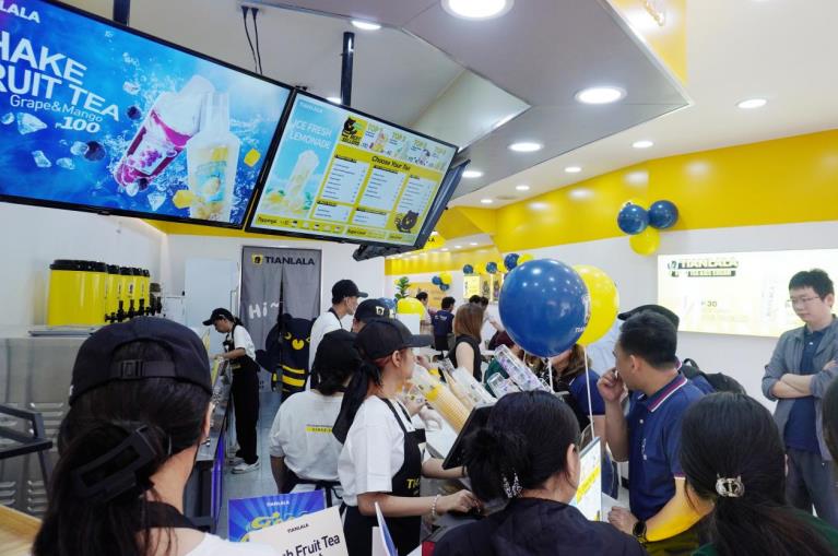 甜啦啦菲律宾首店开业，门店排队点单。