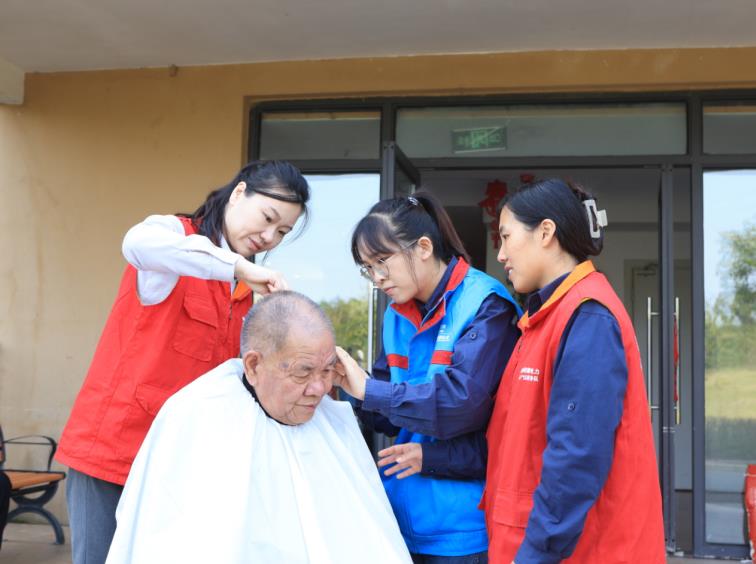视老人如亲人。严志成摄