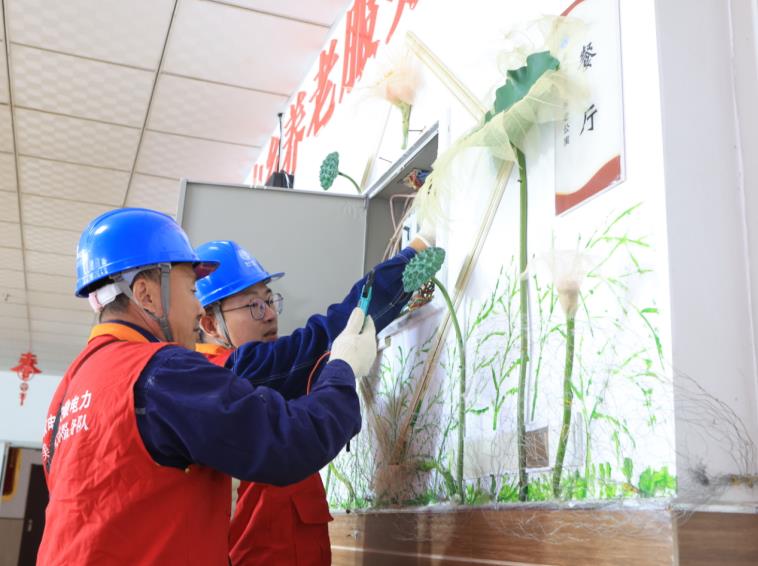 检查老年公寓用电设备。严志成摄