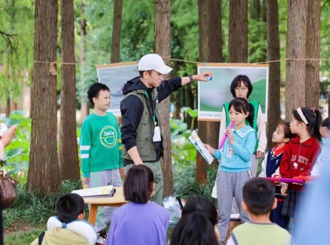 自然嘉年華活動讓參與者不僅學習到了豐富的濕地知識，也讓他們在實踐中體驗到了保護環境的樂趣。