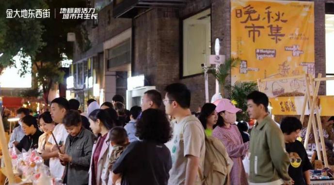 金大地東西街“晚秋市集”新穎好物雲集，吸引市民目光。