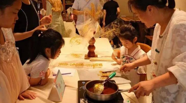 新糧倉清泉茶館內，非遺市集吸引不少市民駐足。