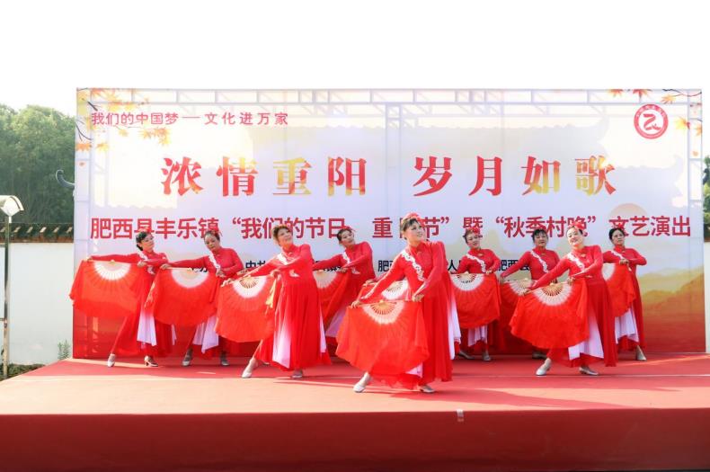 舞蹈表演《红旗颂》。