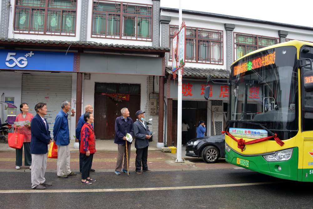 一大早，肥东县众兴乡居民搭乘13路公交车前往合肥市区。合肥市交通运输局供图