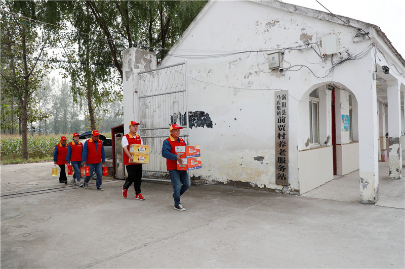 工作人员在马店集镇前贾村养老服务站开展志愿服务活动。刘楠摄