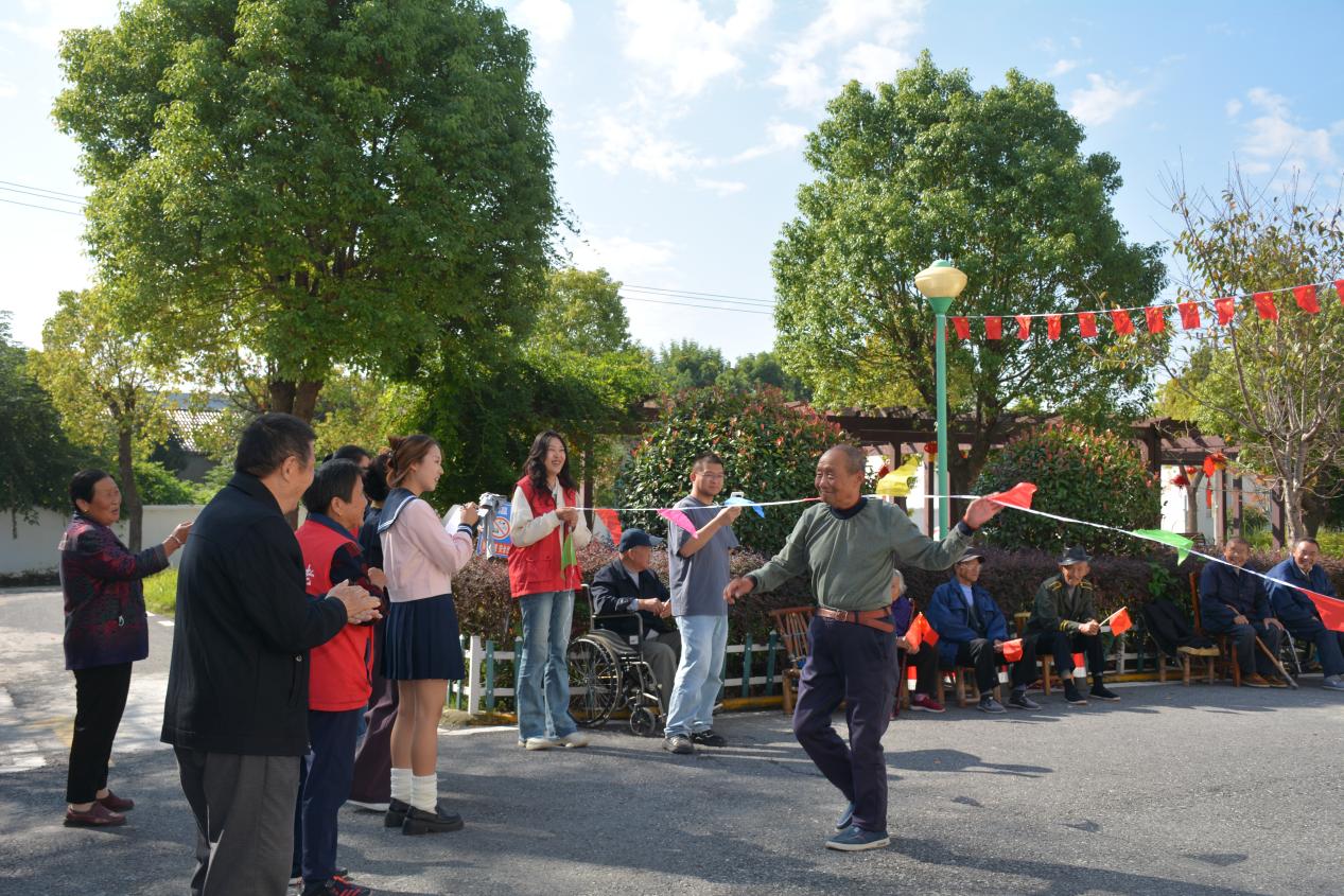 石桥镇老年运动会现场。赵珊摄