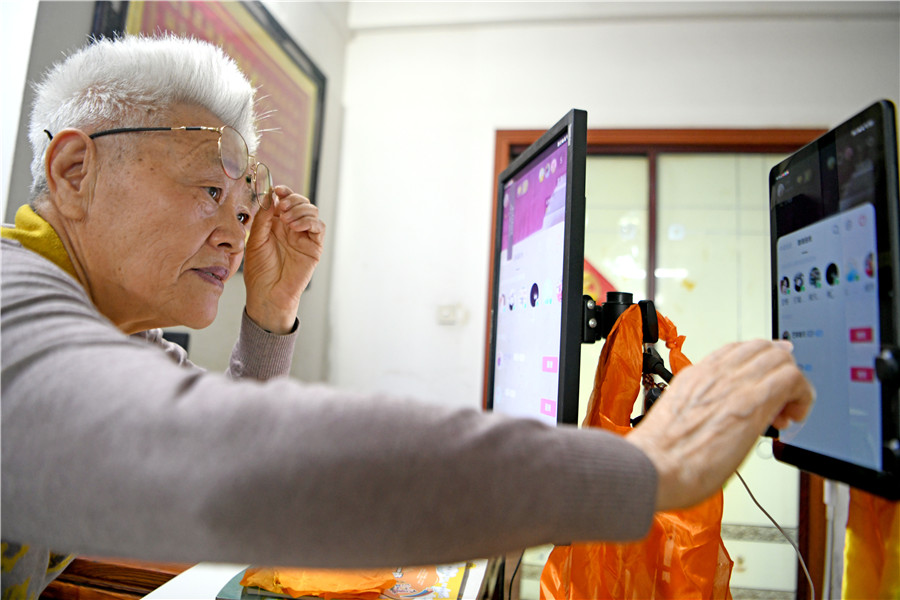 杨维云通过视频公益直播课堂，与成人粉丝连线，传授拼音发音技巧。