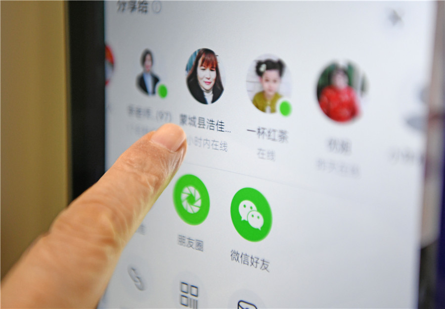 杨维云通过视频公益直播课堂，与成人粉丝连线，传授拼音发音技巧。