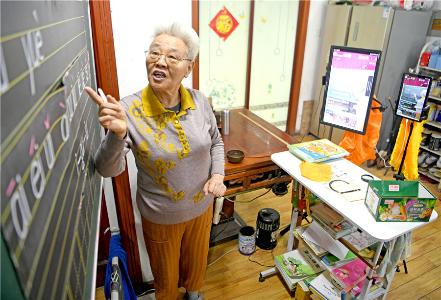 杨维云通过视频公益直播课堂，为成人粉丝复习拼音。