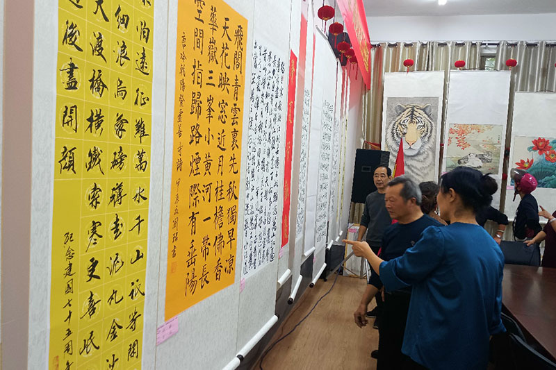 举办离退休职工书画展。