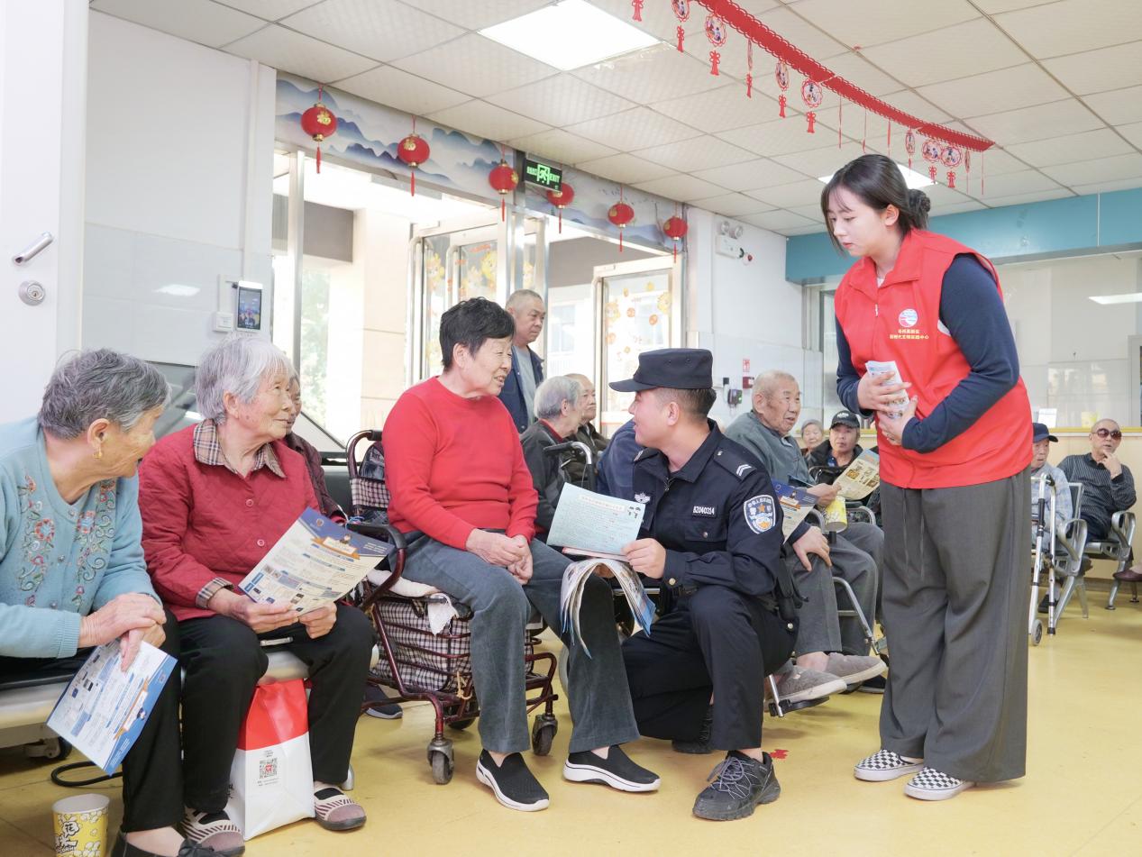 民警向老年人讲解反诈知识