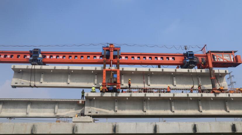 安庆港长风港区铁路专用线项目白泽湖路改桥架梁现场