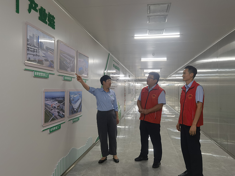 大成食品负责人向农行工作人员介绍企业发展情况。中国农业银行安徽省分行供图.jpg