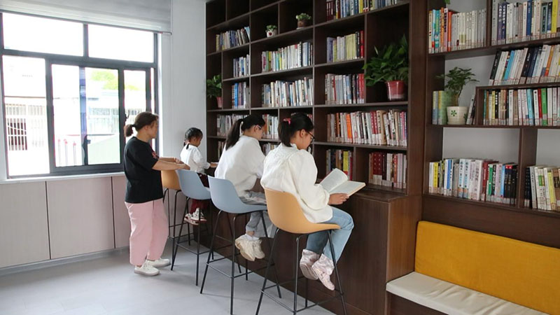 市民在驛站讀書。
