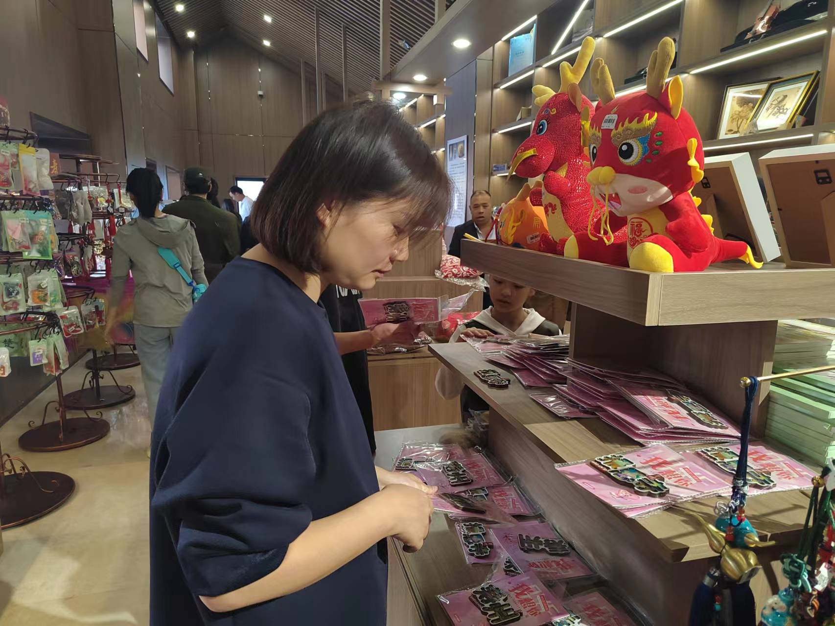 国庆假期旅客选购文创产品。王友唐摄