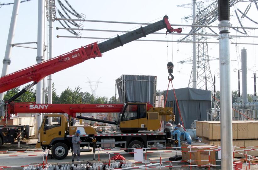 在500千伏埇橋變電站擴建施工現場，工作人員使用吊車安裝設備。趙悅攝