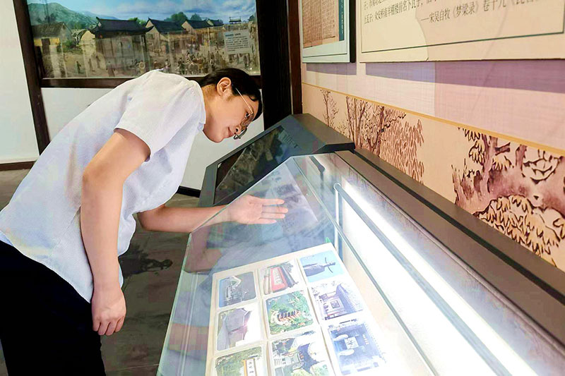 白梦遥正在开关馆内的电灯和多媒体设备。彭红玲供图
