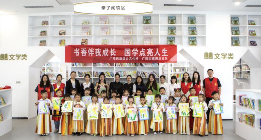 天长市广陵街道田庄社区东方豪庭小区“微书房”开展“品小满·国学经典大讲堂”主题活动。刘世军 摄