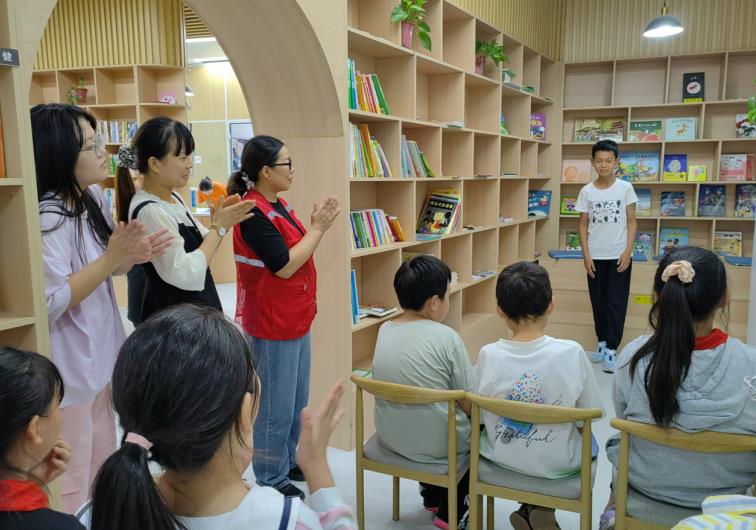 清泉伴讀朗誦活動。雙墩鎮泉河路社區供圖
