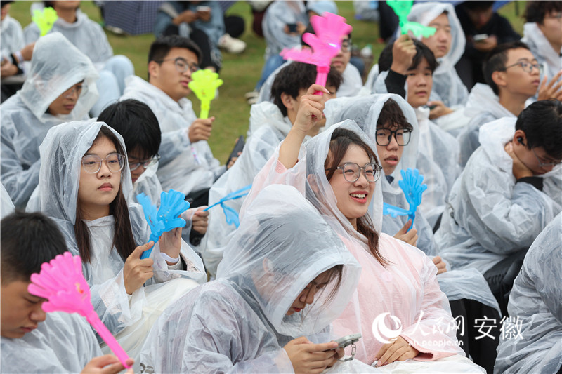 下雨也難擋觀眾對音樂的熱愛。人民網記者 張俊攝