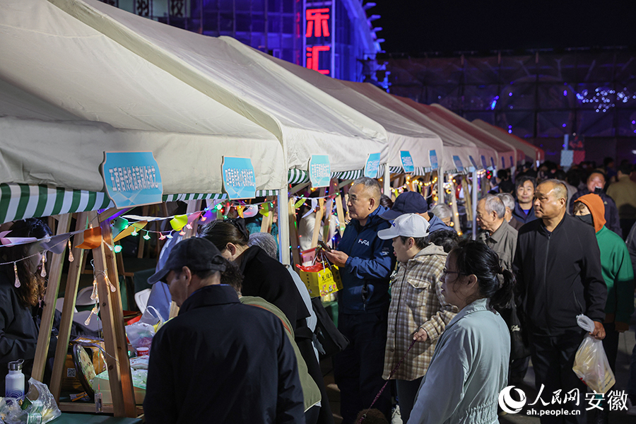 非遺美食展為市民開啟了一場“舌尖上的非遺之旅”。人民網記者 張俊攝