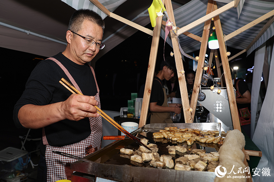 师傅在煎制徽州毛豆腐。人民网记者 张俊摄