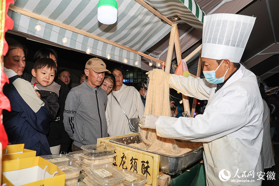 现场制作龙须酥让市民大开眼界。人民网记者 张俊摄