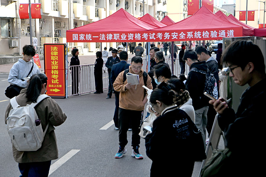 2024年10月20日，安徽省淮南市考生在2024年国家统一法律职业资格考试主观题考试安徽工贸职业技术学院考点外复习。