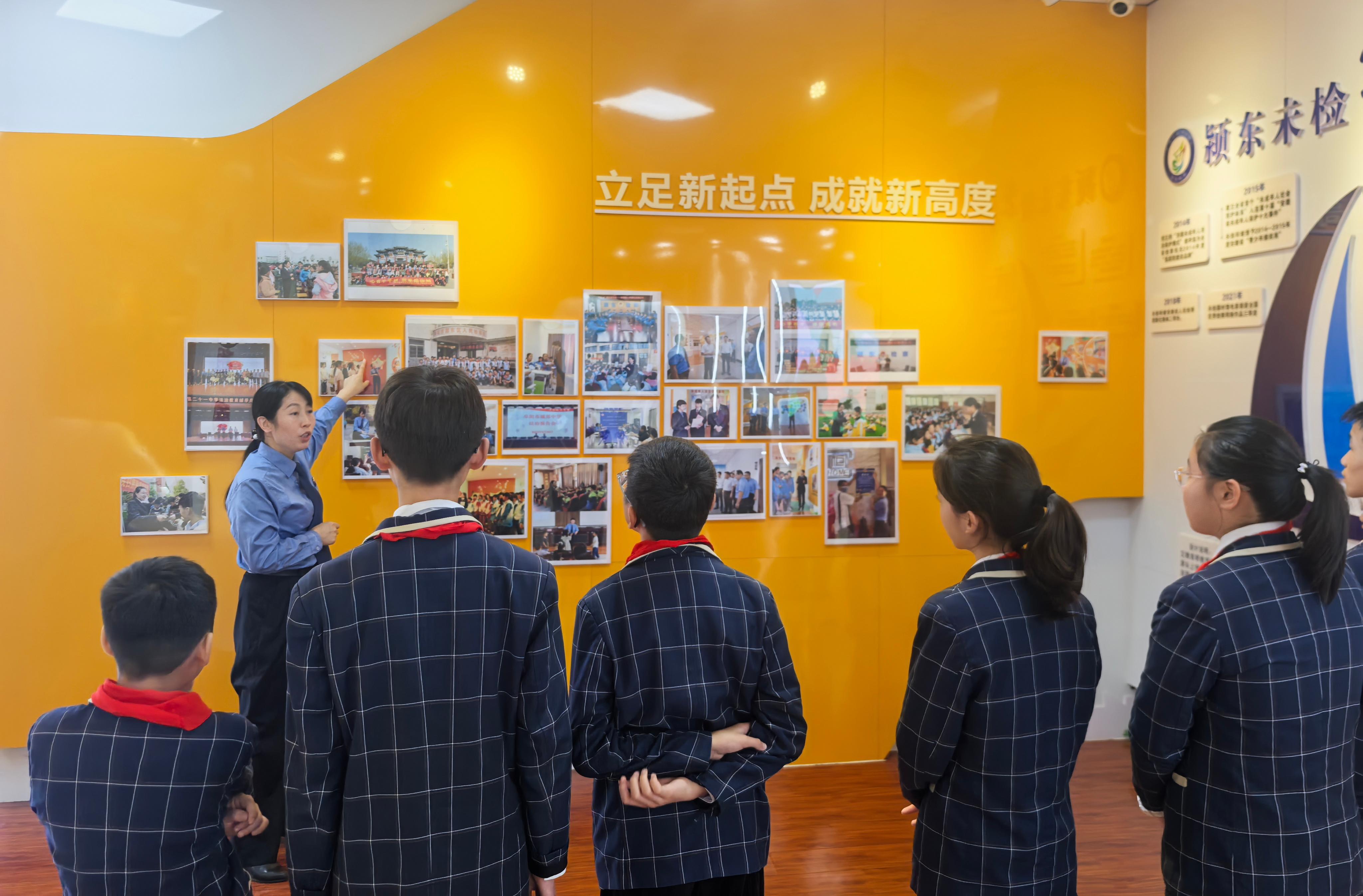 参观宣传展区。