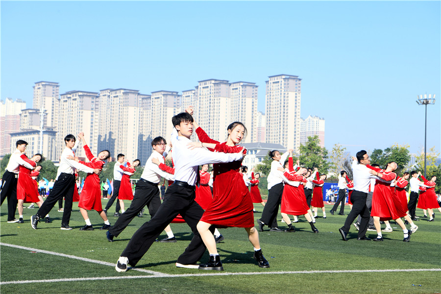 安徽理工大学第四十三届运动会开幕式现场，大学生展示交谊舞。