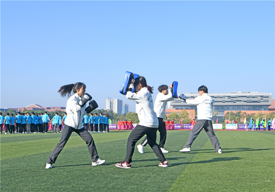安徽理工大学第四十三届运动会开幕式现场，大学生展示散打运动。