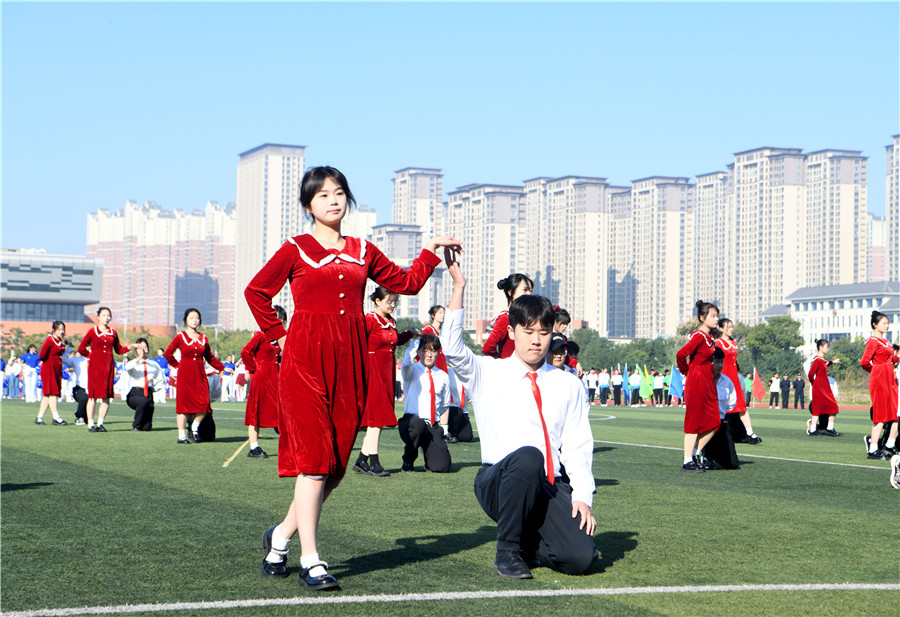 安徽理工大学第四十三届运动会开幕式现场，大学生展示交谊舞。
