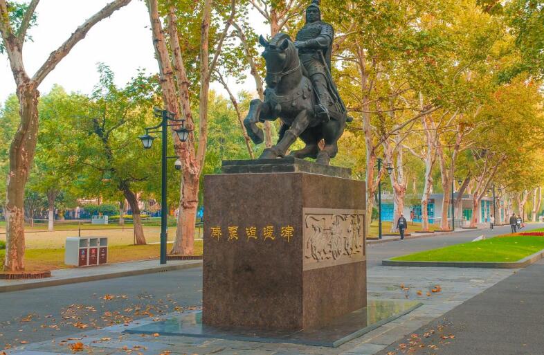 张辽塑像。