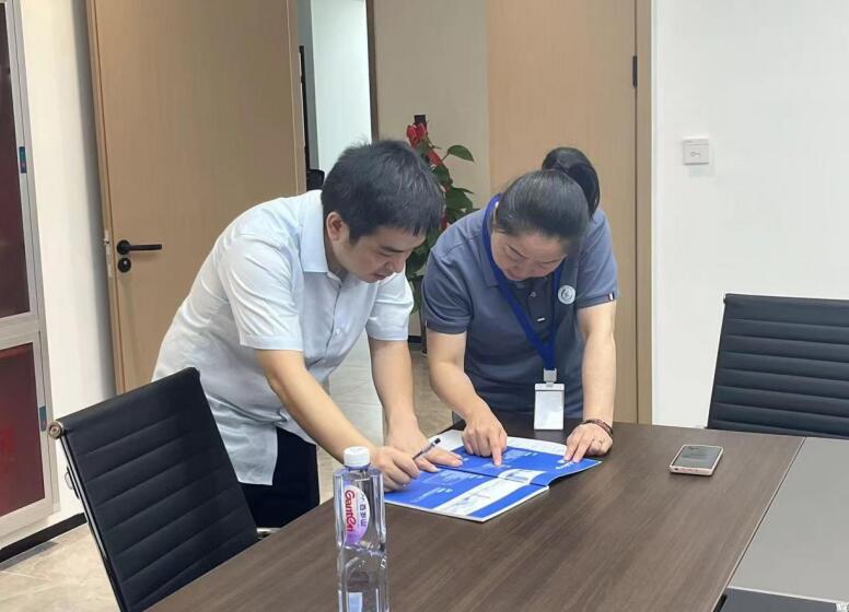 工作人员上门为企业办理业务。
