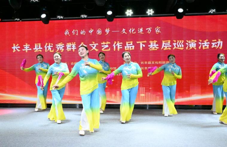 廣場舞《黃河源頭》。杜剛攝