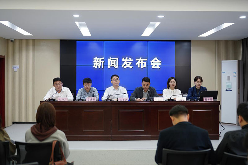 “新闻发布会”现场。