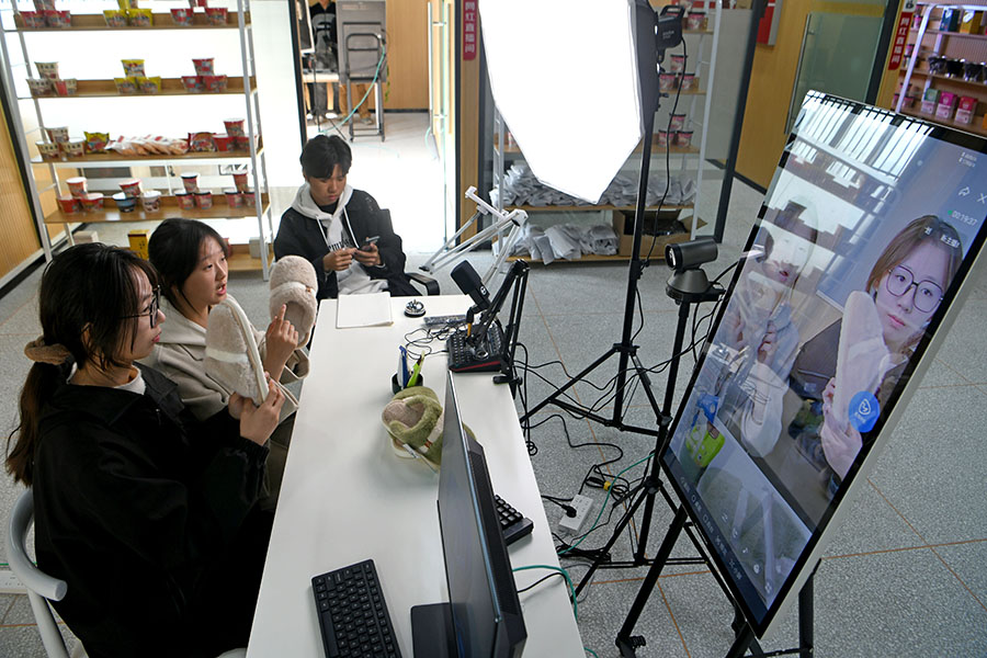 2024年11月5日，安徽淮南联合大学大学生进行电商直播实训，掌握实用技能。