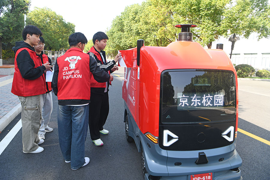 2024年11月5日，安徽淮南联合大学大学生通过校园快递无人车开展智慧物流实训，掌握实用技能。