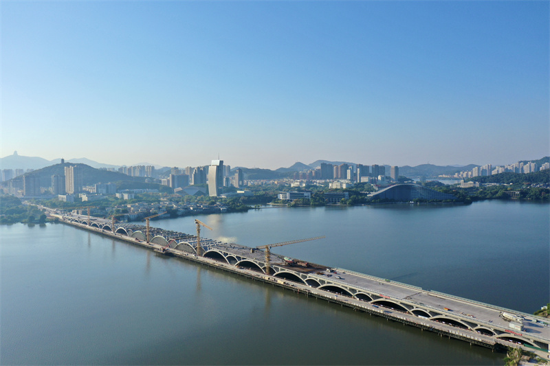 中國十七冶承建長江黃石段生態環境導向開發(EOD)項目磁湖綠色廊道項目主體結構拱圈順利合龍、