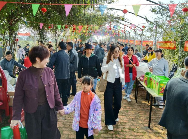 游客在农产品展销区选购。乐果供图