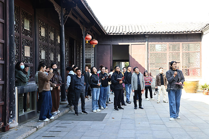 參觀程文炳宅院。 張雪芹攝