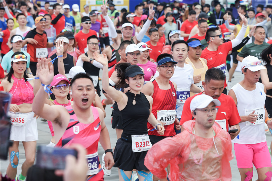 2024合肥马拉松暨全国半程马拉松锦标赛鸣枪开跑。人民网记者 张俊摄