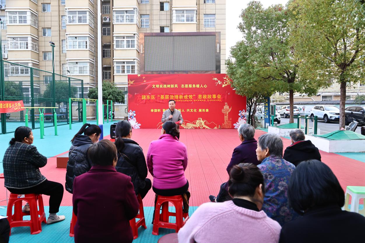 “基层治理新成效”思政故事会走进小区。张雪芹摄