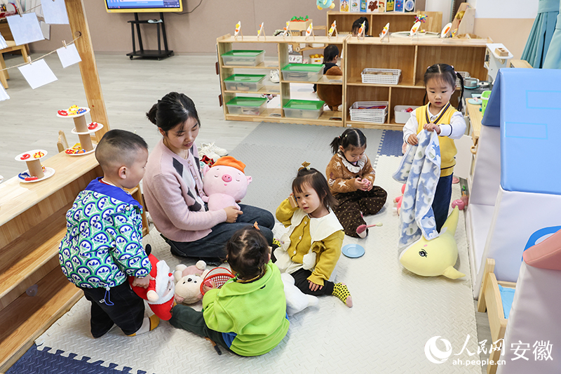 孩子们在老师的陪伴下一起玩耍。人民网记者 张俊摄
